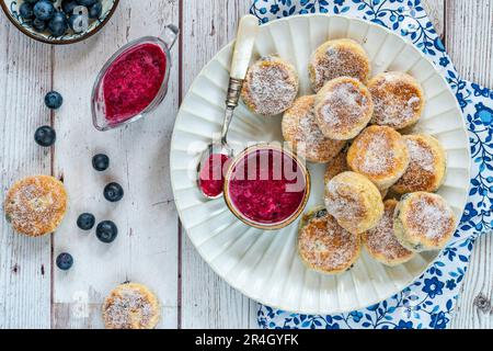 Dolci tradizionali di finocchio gallese con coulis di mirtillo Foto Stock