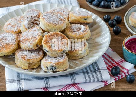 Dolci tradizionali di finocchio gallese con coulis di mirtillo Foto Stock