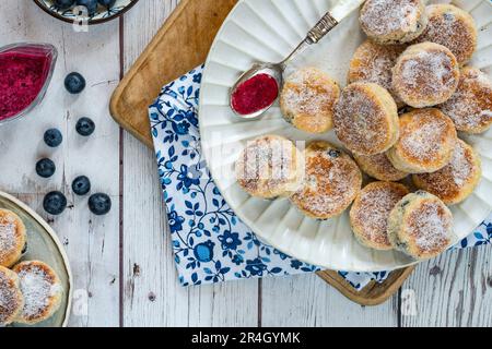 Dolci tradizionali di finocchio gallese con coulis di mirtillo Foto Stock