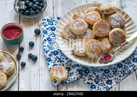 Dolci tradizionali di finocchio gallese con coulis di mirtillo Foto Stock