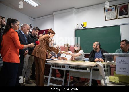 Istanbul, Turchia. 28th maggio, 2023. Il presidente del partito IYI, Meral Aksener, si prepara a votare durante il secondo turno delle elezioni presidenziali turche del 2023. Il processo di votazione per il secondo turno delle elezioni presidenziali, iniziato alle 08:00 del mattino, proseguirà fino alle 17:00 della sera. (Foto di Onur Dogman/SOPA Images/Sipa USA) Credit: Sipa USA/Alamy Live News Foto Stock