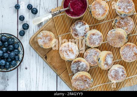 Dolci tradizionali di finocchio gallese con coulis di mirtillo Foto Stock