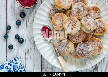 Dolci tradizionali di finocchio gallese con coulis di mirtillo Foto Stock