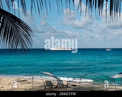 Uno yacht di lusso ormeggiato al largo della costa di Bimini alle Bahamas Foto Stock