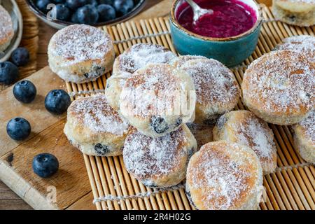 Dolci tradizionali di finocchio gallese con coulis di mirtillo Foto Stock