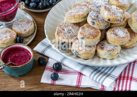 Dolci tradizionali di finocchio gallese con coulis di mirtillo Foto Stock