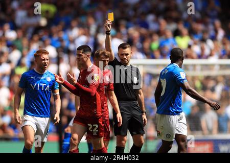 Jon Mellish di Carlisle United viene mostrato un cartellino giallo dall'arbitro Tom Nield durante la finale di play-off della Sky Bet League Two al Wembley Stadium, Londra. Data immagine: Domenica 28 maggio 2023. Foto Stock