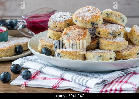 Dolci tradizionali di finocchio gallese con coulis di mirtillo Foto Stock