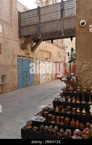 Vista di un vicolo all'interno di al Fahidi a Deira, una delle aree più antiche e più affermate di Dubai, Emirati Arabi Uniti Foto Stock