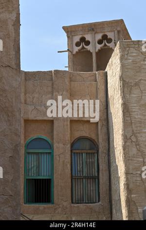 Vista di un edificio all'interno di al Fahidi a Deira, una delle aree più antiche e consolidate di Dubai, Emirati Arabi Uniti Foto Stock