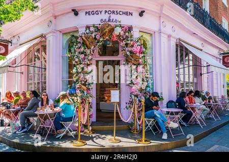 LONDRA, Regno Unito - 26 MAGGIO 2023: Una spettacolare esposizione floreale decora la finestra del panificio Peggy Porschen a Chelsea durante la competizione di Chelsea in Bloom Foto Stock