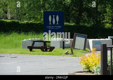 Ascot, Berkshire, Regno Unito. 28th maggio, 2023. La gente del posto è triste che questo fine settimana il Loch Fyne Seafood and Grill Restaurant ad Ascot, Berkshire, che ha aperto nell'agosto 2018, sia stato chiuso definitivamente. Blocchi di cemento sono stati collocati all'ingresso del parcheggio. Anche il ristorante Loch Fyne di Wokingham è stato chiuso alcuni mesi fa. Loch Fyne è di proprietà della catena di pub Greene King. Secondo il loro sito web gli altri ristoranti di Edimburgo, Portsmouth, Woburn e York rimangono aperti. Credit: Maureen McLean/Alamy Live News Foto Stock