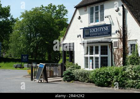 Ascot, Berkshire, Regno Unito. 28th maggio, 2023. La gente del posto è triste che questo fine settimana il Loch Fyne Seafood and Grill Restaurant ad Ascot, Berkshire, che ha aperto nell'agosto 2018, sia stato chiuso definitivamente. Blocchi di cemento sono stati collocati all'ingresso del parcheggio. Anche il ristorante Loch Fyne di Wokingham è stato chiuso alcuni mesi fa. Loch Fyne è di proprietà della catena di pub Greene King. Secondo il loro sito web gli altri ristoranti di Edimburgo, Portsmouth, Woburn e York rimangono aperti. Credit: Maureen McLean/Alamy Live News Foto Stock