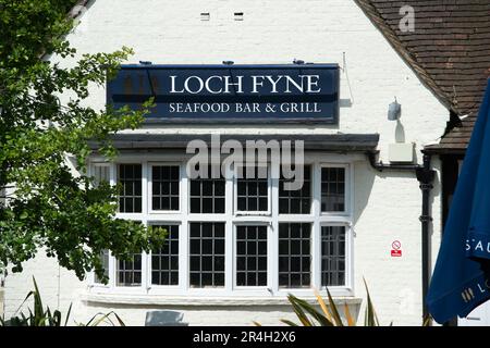 Ascot, Berkshire, Regno Unito. 28th maggio, 2023. La gente del posto è triste che questo fine settimana il Loch Fyne Seafood and Grill Restaurant ad Ascot, Berkshire, che ha aperto nell'agosto 2018, sia stato chiuso definitivamente. Blocchi di cemento sono stati collocati all'ingresso del parcheggio. Anche il ristorante Loch Fyne di Wokingham è stato chiuso alcuni mesi fa. Loch Fyne è di proprietà della catena di pub Greene King. Secondo il loro sito web gli altri ristoranti di Edimburgo, Portsmouth, Woburn e York rimangono aperti. Credit: Maureen McLean/Alamy Live News Foto Stock