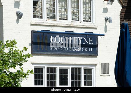 Ascot, Berkshire, Regno Unito. 28th maggio, 2023. La gente del posto è triste che questo fine settimana il Loch Fyne Seafood and Grill Restaurant ad Ascot, Berkshire, che ha aperto nell'agosto 2018, sia stato chiuso definitivamente. Blocchi di cemento sono stati collocati all'ingresso del parcheggio. Anche il ristorante Loch Fyne di Wokingham è stato chiuso alcuni mesi fa. Loch Fyne è di proprietà della catena di pub Greene King. Secondo il loro sito web gli altri ristoranti di Edimburgo, Portsmouth, Woburn e York rimangono aperti. Credit: Maureen McLean/Alamy Live News Foto Stock