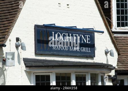 Ascot, Berkshire, Regno Unito. 28th maggio, 2023. La gente del posto è triste che questo fine settimana il Loch Fyne Seafood and Grill Restaurant ad Ascot, Berkshire, che ha aperto nell'agosto 2018, sia stato chiuso definitivamente. Blocchi di cemento sono stati collocati all'ingresso del parcheggio. Anche il ristorante Loch Fyne di Wokingham è stato chiuso alcuni mesi fa. Loch Fyne è di proprietà della catena di pub Greene King. Secondo il loro sito web gli altri ristoranti di Edimburgo, Portsmouth, Woburn e York rimangono aperti. Credit: Maureen McLean/Alamy Live News Foto Stock