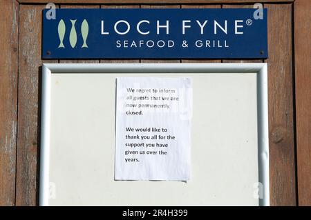 Ascot, Berkshire, Regno Unito. 28th maggio, 2023. La gente del posto è triste che questo fine settimana il Loch Fyne Seafood and Grill Restaurant ad Ascot, Berkshire, che ha aperto nell'agosto 2018, sia stato chiuso definitivamente. Blocchi di cemento sono stati collocati all'ingresso del parcheggio. Anche il ristorante Loch Fyne di Wokingham è stato chiuso alcuni mesi fa. Loch Fyne è di proprietà della catena di pub Greene King. Secondo il loro sito web gli altri ristoranti di Edimburgo, Portsmouth, Woburn e York rimangono aperti. Credit: Maureen McLean/Alamy Live News Foto Stock