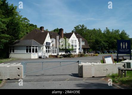 Ascot, Berkshire, Regno Unito. 28th maggio, 2023. La gente del posto è triste che questo fine settimana il Loch Fyne Seafood and Grill Restaurant ad Ascot, Berkshire, che ha aperto nell'agosto 2018, sia stato chiuso definitivamente. Blocchi di cemento sono stati collocati all'ingresso del parcheggio. Anche il ristorante Loch Fyne di Wokingham è stato chiuso alcuni mesi fa. Loch Fyne è di proprietà della catena di pub Greene King. Secondo il loro sito web gli altri ristoranti di Edimburgo, Portsmouth, Woburn e York rimangono aperti. Credit: Maureen McLean/Alamy Live News Foto Stock