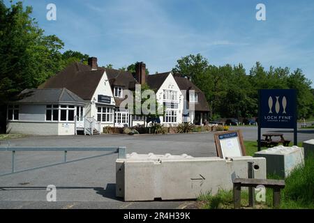 Ascot, Berkshire, Regno Unito. 28th maggio, 2023. La gente del posto è triste che questo fine settimana il Loch Fyne Seafood and Grill Restaurant ad Ascot, Berkshire, che ha aperto nell'agosto 2018, sia stato chiuso definitivamente. Blocchi di cemento sono stati collocati all'ingresso del parcheggio. Anche il ristorante Loch Fyne di Wokingham è stato chiuso alcuni mesi fa. Loch Fyne è di proprietà della catena di pub Greene King. Secondo il loro sito web gli altri ristoranti di Edimburgo, Portsmouth, Woburn e York rimangono aperti. Credit: Maureen McLean/Alamy Live News Foto Stock