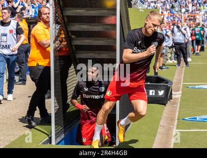 Sport, calcio, Bundesliga, 2022/2023, VfL Bochum vs. Bayer 04 Leverkusen 3-0, Vonovia Ruhr Stadium, Leverkusen giocatori entrano in campo per riscaldarsi, f.l.t.r. Le NORMATIVE Edmond Faycial Tapsoba (Lev), Mitchel Bakker (Lev), DFL VIETANO QUALSIASI USO DI FOTOGRAFIE COME SEQUENZE DI IMMAGINI E/O QUASI-VIDEO Foto Stock