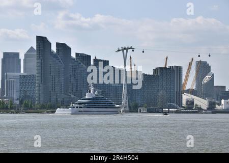 Superyacht KAOS, di proprietà di Nancy Walton Laurie, visto sul Tamigi come arriva a Londra Foto Stock