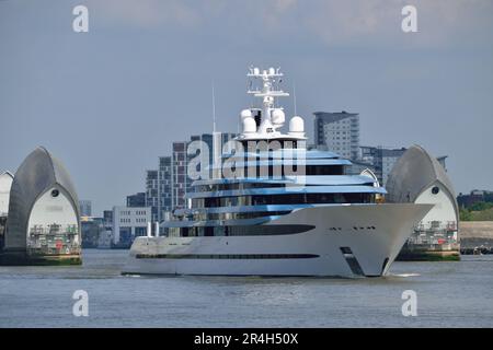 Superyacht KAOS, di proprietà di Nancy Walton Laurie, visto sul Tamigi come arriva a Londra Foto Stock