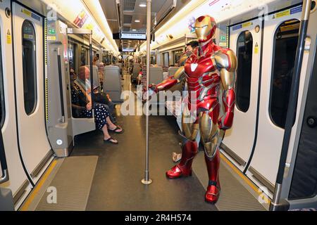 Londra, Regno Unito. 28th maggio, 2023. Iron Man in sella alla Elizabeth Line fino al MCM London Comic con 2023. Iron Man ha deciso di non volare nello spettacolo che si svolge a Excel, scegliendo piuttosto di lasciare che il treno prenda la tensione. Forse voleva solo provare la nuova linea che è stata aperta solo di recente. Credit: Paul Brown/Alamy Live News Foto Stock