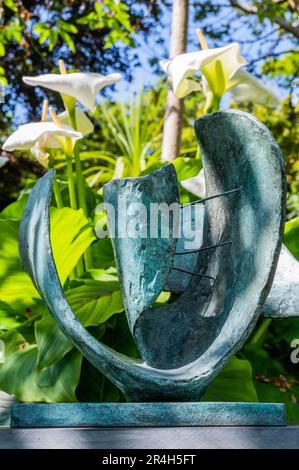 Scultura Giardino (modello per Meridian) 1958. Bronze - il Museo Barbara Hepworth e il Giardino delle sculture, opera del Tate St Ives. Tempo soleggiato per il fine settimana di vacanza in banca a St Ives. Foto Stock