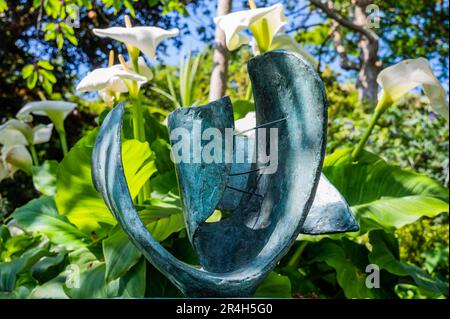 Scultura Giardino (modello per Meridian) 1958. Bronze - il Museo Barbara Hepworth e il Giardino delle sculture, opera del Tate St Ives. Tempo soleggiato per il fine settimana di vacanza in banca a St Ives. Foto Stock