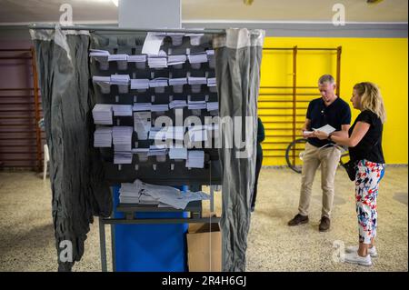 Malaga, Spagna. 28th maggio, 2023. Documenti di voto visti all'interno di una cabina di voto durante le elezioni comunali e regionali. Gli spagnoli sono chiamati a votare nelle elezioni locali e regionali del 28 maggio per decidere i governi locali e regionali del paese. I rapporti dicono che i risultati delle elezioni comunali e provinciali potrebbero influenzare il voto e i risultati delle elezioni generali spagnole alla fine dell'anno. Credit: SOPA Images Limited/Alamy Live News Foto Stock