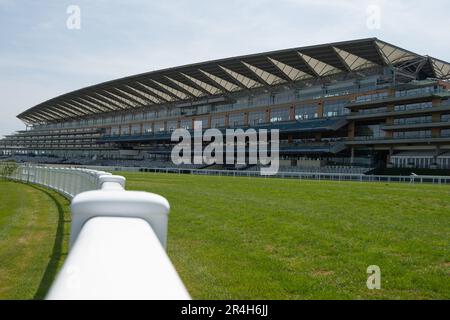 Ascot, Berkshire, Regno Unito. 28th maggio, 2023. Con soli 22 giorni di tempo fino a Royal Ascot, i preparativi sono in corso presso l'ippodromo di Ascot per Royal Ascot il mese prossimo. Il totale del prizefund di Ascot per Royal Ascot quest'anno è stato riferito essere di £9.520.000. Questo sarà il primo anno a Royal Ascot dal passaggio della defunto Regina Elisabetta II Credit: Maureen McLean/Alamy Live News Foto Stock