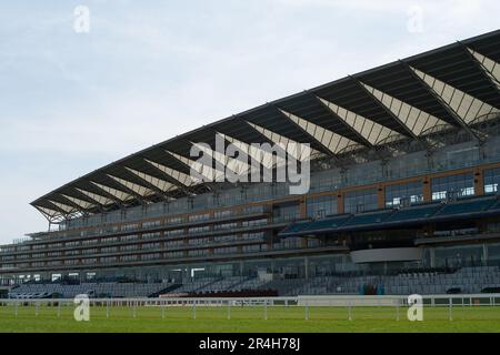 Ascot, Berkshire, Regno Unito. 28th maggio, 2023. Con soli 22 giorni di tempo fino a Royal Ascot, i preparativi sono in corso presso l'ippodromo di Ascot per Royal Ascot il mese prossimo. Il totale del prizefund di Ascot per Royal Ascot quest'anno è stato riferito essere di £9.520.000. Questo sarà il primo anno a Royal Ascot dal passaggio della defunto Regina Elisabetta II Credit: Maureen McLean/Alamy Live News Foto Stock