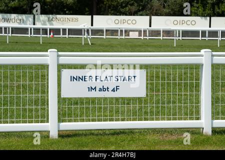 Ascot, Berkshire, Regno Unito. 28th maggio, 2023. Con soli 22 giorni di tempo fino a Royal Ascot, i preparativi sono in corso presso l'ippodromo di Ascot per Royal Ascot il mese prossimo. Il totale del prizefund di Ascot per Royal Ascot quest'anno è stato riferito essere di £9.520.000. Questo sarà il primo anno a Royal Ascot dal passaggio della defunto Regina Elisabetta II Credit: Maureen McLean/Alamy Live News Foto Stock