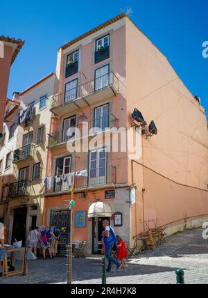 Edifici alti nel quartiere Alfama di Lisbona, dove si incontrano vecchi e nuovi Foto Stock