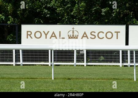 Ascot, Berkshire, Regno Unito. 28th maggio, 2023. Con soli 22 giorni di tempo fino a Royal Ascot, i preparativi sono in corso presso l'ippodromo di Ascot per Royal Ascot il mese prossimo. Il totale del prizefund di Ascot per Royal Ascot quest'anno è stato riferito essere di £9.520.000. Questo sarà il primo anno a Royal Ascot dal passaggio della defunto Regina Elisabetta II Credit: Maureen McLean/Alamy Live News Foto Stock