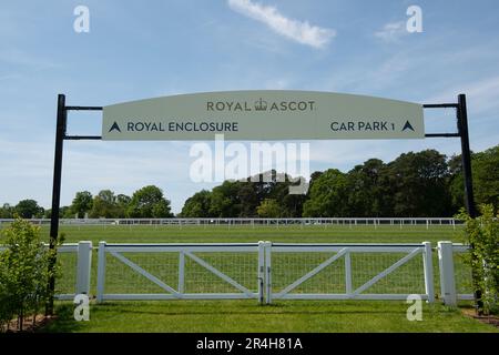 Ascot, Berkshire, Regno Unito. 28th maggio, 2023. Con soli 22 giorni di tempo fino a Royal Ascot, i preparativi sono in corso presso l'ippodromo di Ascot per Royal Ascot il mese prossimo. Il totale del prizefund di Ascot per Royal Ascot quest'anno è stato riferito essere di £9.520.000. Questo sarà il primo anno a Royal Ascot dal passaggio della defunto Regina Elisabetta II Credit: Maureen McLean/Alamy Live News Foto Stock