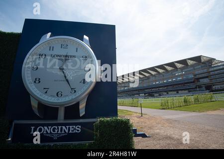 Ascot, Berkshire, Regno Unito. 28th maggio, 2023. Con soli 22 giorni di tempo fino a Royal Ascot, i preparativi sono in corso presso l'ippodromo di Ascot per Royal Ascot il mese prossimo. Il totale del prizefund di Ascot per Royal Ascot quest'anno è stato riferito essere di £9.520.000. Questo sarà il primo anno a Royal Ascot dal passaggio della defunto Regina Elisabetta II Credit: Maureen McLean/Alamy Live News Foto Stock