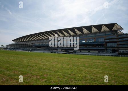 Ascot, Berkshire, Regno Unito. 28th maggio, 2023. Con soli 22 giorni di tempo fino a Royal Ascot, i preparativi sono in corso presso l'ippodromo di Ascot per Royal Ascot il mese prossimo. Il totale del prizefund di Ascot per Royal Ascot quest'anno è stato riferito essere di £9.520.000. Questo sarà il primo anno a Royal Ascot dal passaggio della defunto Regina Elisabetta II Credit: Maureen McLean/Alamy Live News Foto Stock