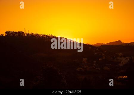 Città di Arace nello stato di Espírito Santo - Brasile al tramonto. Foto Stock
