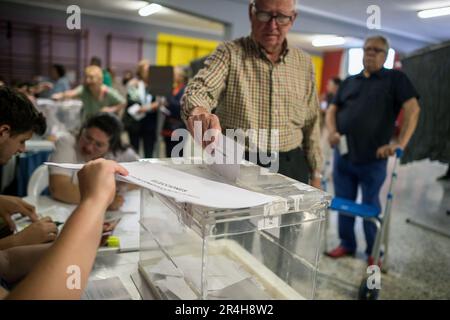 Malaga, Spagna. 28th maggio, 2023. Un anziano lancia il suo voto in una urna durante le elezioni comunali e regionali. Gli spagnoli sono chiamati a votare nelle elezioni locali e regionali del 28 maggio per decidere i governi locali e regionali del paese. I rapporti dicono che i risultati delle elezioni comunali e provinciali potrebbero influenzare il voto e i risultati delle elezioni generali spagnole alla fine dell'anno. (Foto di Jesus Merida/SOPA Images/Sipa USA) Credit: Sipa USA/Alamy Live News Foto Stock