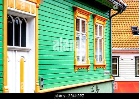 Stavanger, Rogaland, Norvegia, Maggio 19 2023, edificio tradizionale dipinto in legno dai colori vivaci, esterno della città vecchia di Stavanger senza persone Foto Stock