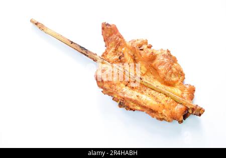 pollo arrosto bastone di legno stabbing stretto su sfondo bianco Foto Stock