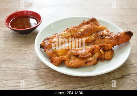 pollo arrosto stretto stabbing bastone di legno su piatto immersione con salsa piccante Foto Stock