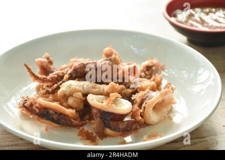 farina croccante di calamari fritti farciti con aglio salse peperoncino su piatto Foto Stock