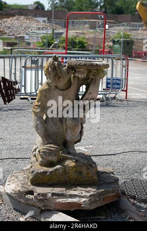 Ascot, Berkshire, Regno Unito. 28th maggio, 2023. Una vecchia statua e quadrante del sole presso l'ex Heatherwood Hospital di Ascot. L'ospedale viene demolito e sostituito con alloggi dai costruttori Taylor Wimpey. L'ospedale, molto amato e storico, in cui sono nati molti locali, fu in precedenza utilizzato dal Fondo dei servizi Uniti per i bambini di ex-militari della prima guerra mondiale. sul sito saranno costruite 230 case, tra cui appartamenti e case. Ad Ascot è stato costruito un nuovo ospedale per sostituirlo. Credit: Maureen McLean/Alamy Live News Foto Stock