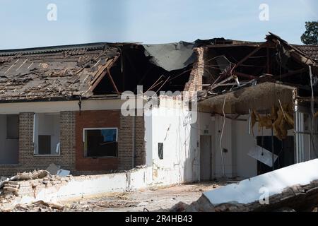 Ascot, Berkshire, Regno Unito. 28th maggio, 2023. L'ex ospedale Heatherwood di Ascot. L'ospedale viene demolito e sostituito con alloggi dai costruttori Taylor Wimpey. L'ospedale, molto amato e storico, in cui sono nati molti locali, fu in precedenza utilizzato dal Fondo dei servizi Uniti per i bambini di ex-militari della prima guerra mondiale. sul sito saranno costruite 230 case, tra cui appartamenti e case. Ad Ascot è stato costruito un nuovo ospedale per sostituirlo. Credit: Maureen McLean/Alamy Live News Foto Stock