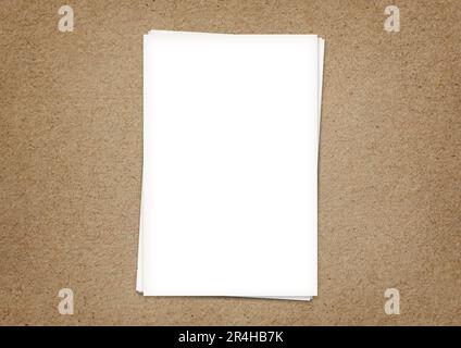 Il mockup sbianca un foglio verticale di carta bianco A4 su una texture cartone sfondo colore beige vista dall'alto Foto Stock