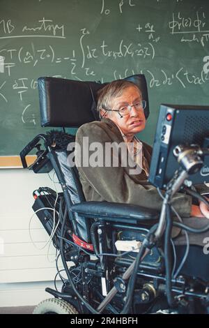 Stephen Hawking è l'ex professore Lucasiano di Matematica all'Università di Cambridge e autore di Una breve storia del tempo che è stato un inte Foto Stock