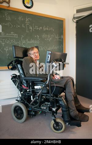 Stephen Hawking è l'ex professore Lucasiano di Matematica all'Università di Cambridge e autore di Una breve storia del tempo che è stato un inte Foto Stock