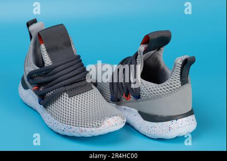 Scarpe da running kid moderno grigio con design senza lacci isolato Foto Stock